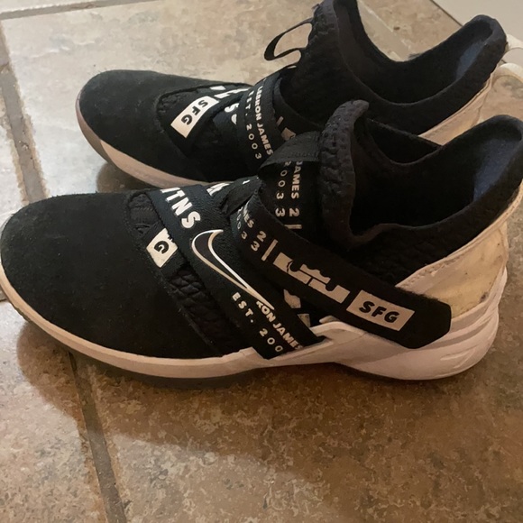 Lebrun basketball sneakers - Picture 2 of 3